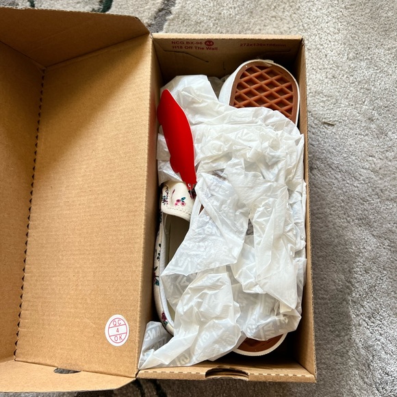 NIB VANS SLIDES - Picture 2 of 5